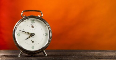 Orologio sveglia su piano di legno