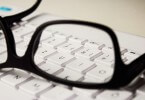 brýle na klávesnici