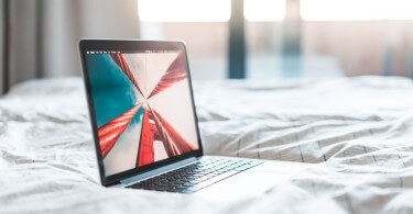 notebook na posteli